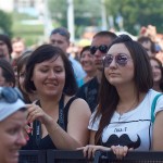 Перед сценой