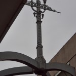 Шпиль торчащий между полос дороги